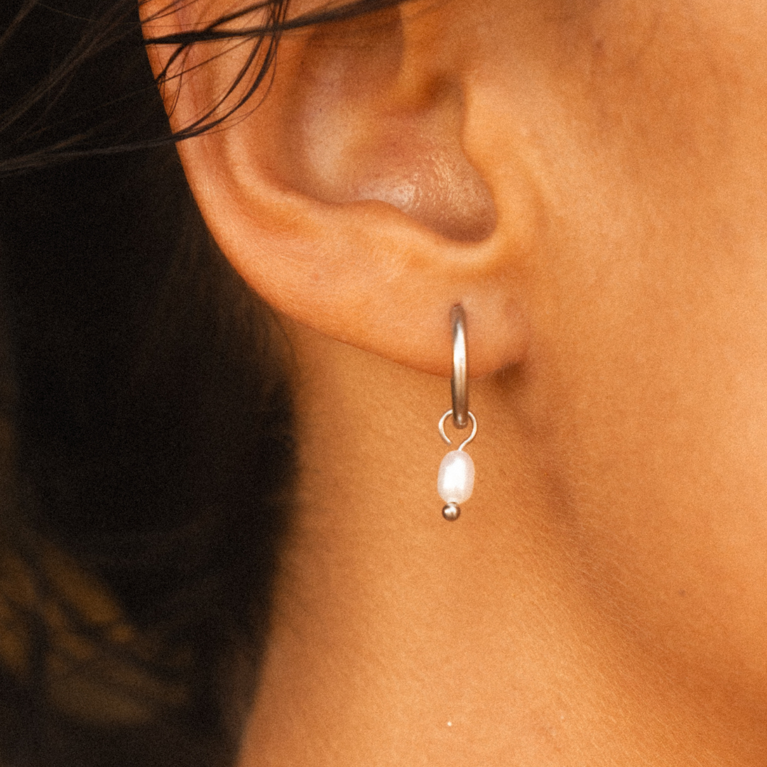 Pendientes de aro Huggie con perlas