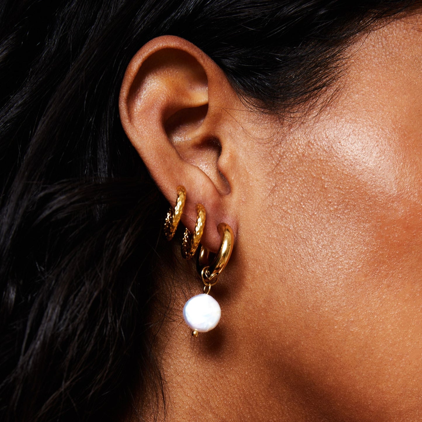 Aretes de aro gruesos con perlas