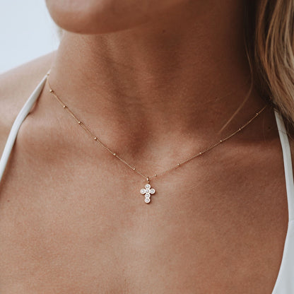 Collar de perlas con cruz