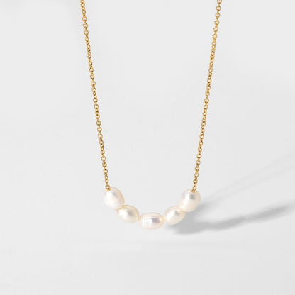 Delicado collar de perlas de agua dulce