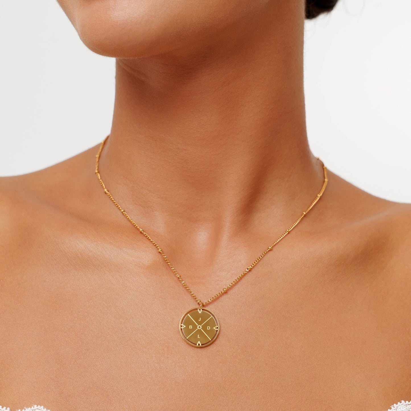 Collar con brújula