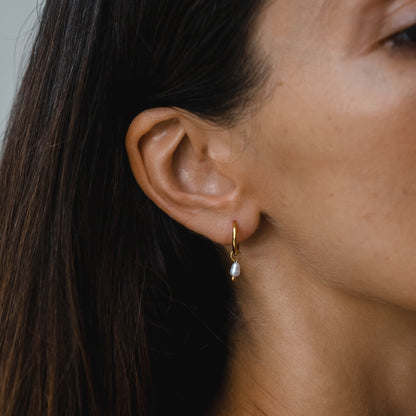Pendientes de aro Huggie con perlas