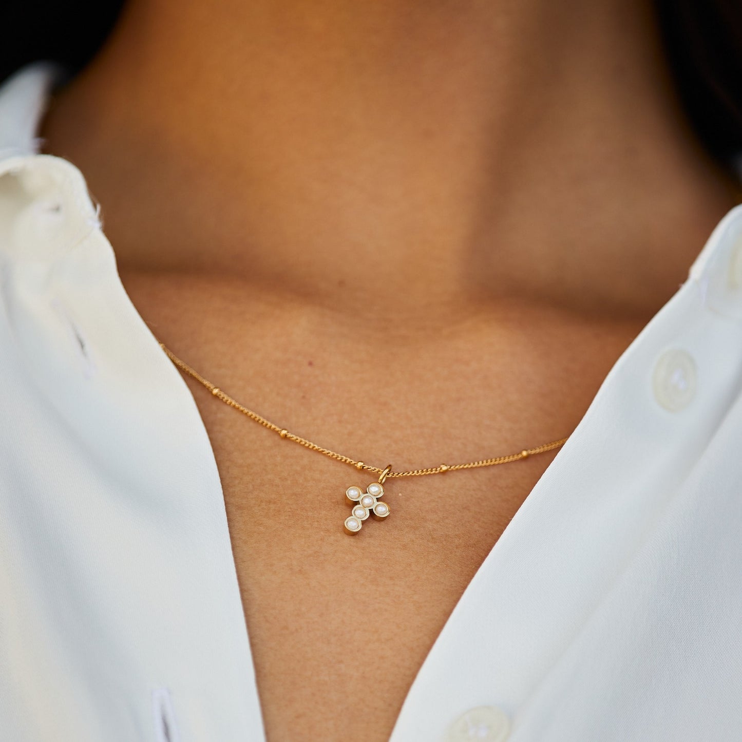 Collar de perlas con cruz