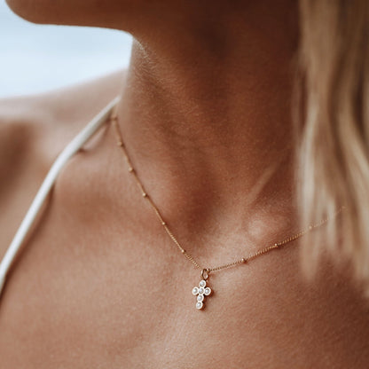Collar de perlas con cruz