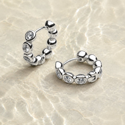 Aretes de aro de diamantes con cuentas