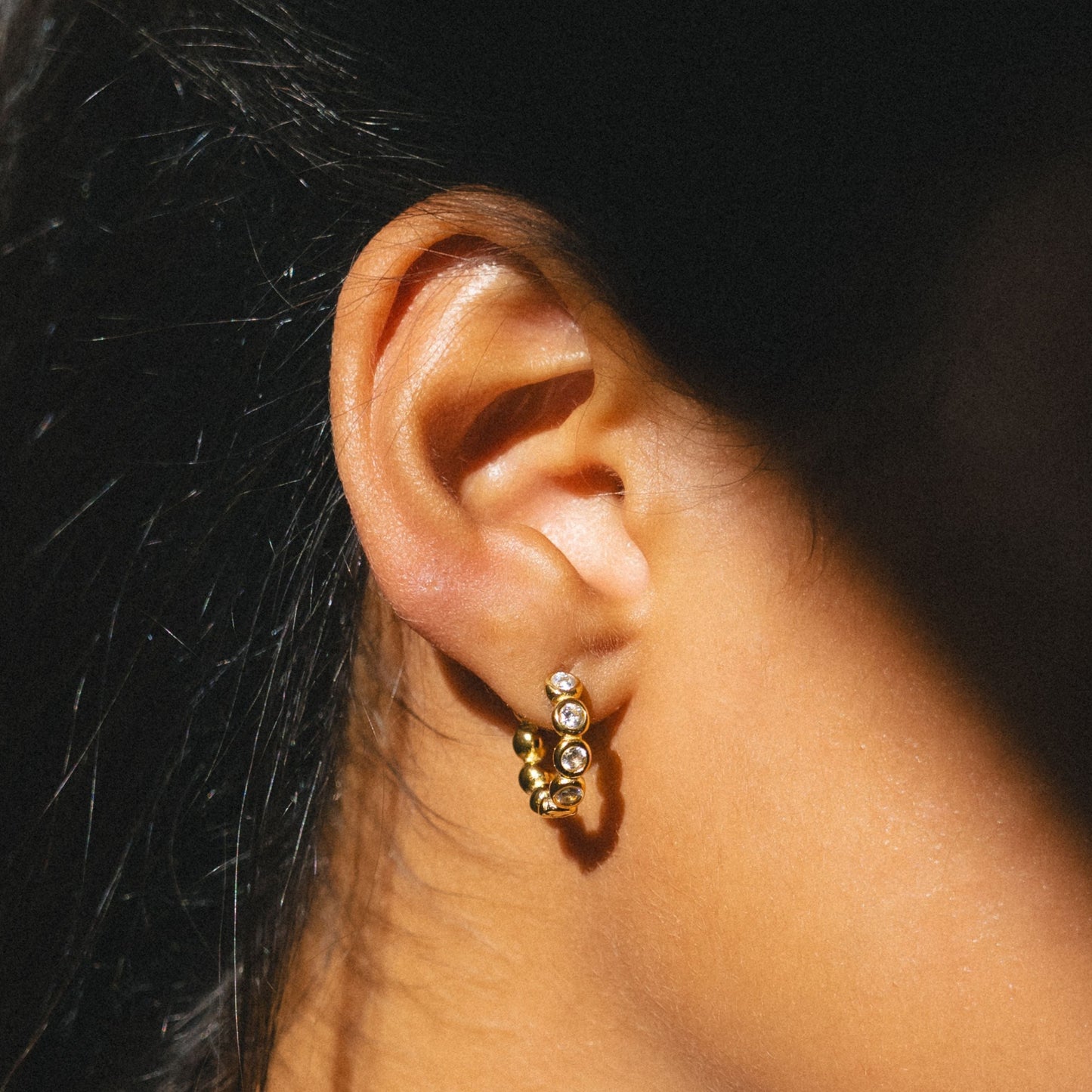 Aretes de aro de diamantes con cuentas